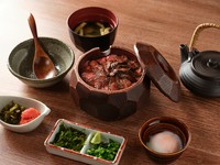 牛ハラミひつまぶし、出汁、半熟卵、薬味、辛子高菜、明太子、みそ汁