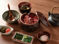 和牛ひつまぶし、出汁、半熟卵、薬味、辛子高菜、明太子、みそ汁