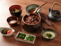牛ハラミひつまぶし、出汁、とろろ、半熟卵、薬味、辛子高菜、明太子、みそ汁