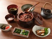 牛ハラミひつまぶし、出汁、ごま鯖、半熟卵、薬味、辛子高菜、明太子、みそ汁