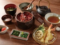 牛ハラミひつまぶし、出汁、天ぷら、半熟卵、薬味、辛子高菜、明太子、みそ汁