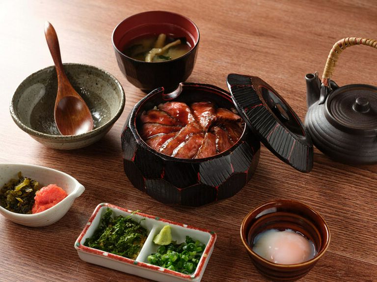 香ばしく炙った「あか牛」を特製ダレと共に『あか牛ひつまぶし御膳』