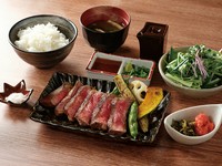 和牛炙り焼き、サラダ、辛子高菜、明太子、ご飯、みそ汁