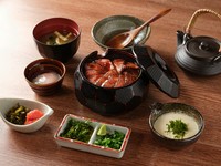 あか牛ひつまぶし、出汁、とろろ、半熟卵、薬味、辛子高菜、明太子、みそ汁
