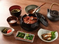 あか牛ひつまぶし、ごま鯖、出汁、半熟卵、薬味、辛子高菜、明太子、みそ汁