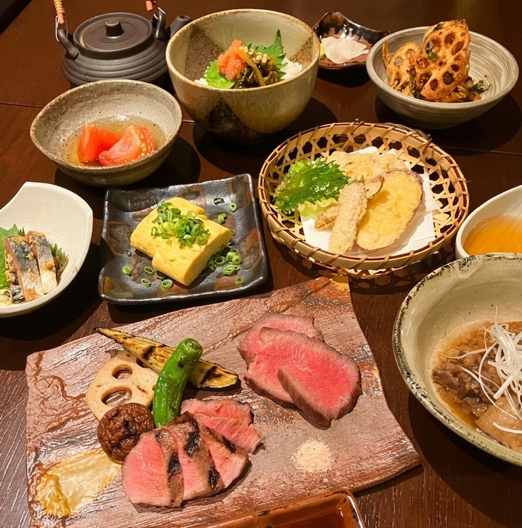 Weekday-only [Hojo] A set of 8 dishes featuring the bounty of Japanese beef, including grilled Kumamoto Akaushi beef and beef tongue / No all-you-can-drink option.