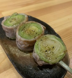 クセになる一本。一番人気の串焼き『レタス巻き』