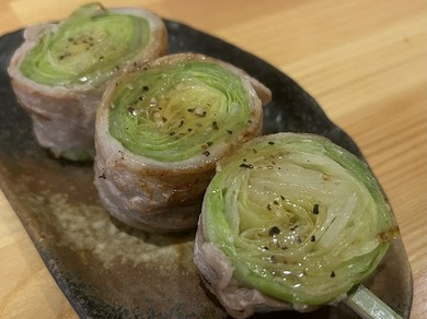 クセになる一本。一番人気の串焼き『レタス巻き』