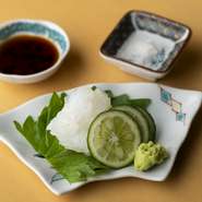 日本海で水揚げされる鮮度抜群の魚介類に恵まれた金沢。金沢駅から徒歩2分にある【fuki】では、旬の天然魚のほか、店主が厳選した四季折々の食材を使った珠玉の日本料理を満喫できます。