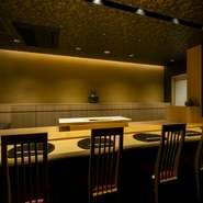 4名から貸切も可能なカウンター席は全6席。大切な人の誕生日や記念日のほか、接待や会食などビジネスの場面でも活躍してくれそうです。シックな大人空間で、ゆったり贅沢な時間を過ごせます。