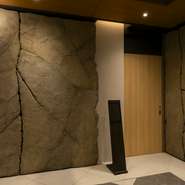 金沢駅金沢港口にある複合施設「クロスゲート金沢」の2階に【fuki】はあります。レストラン街の一画にある中、隠れ家的な要素も秘めた日本料理店です。日常の喧騒から解放され、ゆっくりしてみてはいかが。