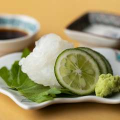 豪華な鮮魚の一皿。北陸有数の漁港で水揚げされた新鮮魚介を堪能できる『刺身』