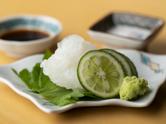 豪華な鮮魚の一皿。北陸有数の漁港で水揚げされた新鮮魚介を堪能できる『刺身』