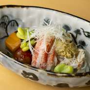 港で揚がったばかりの鮮度が良い蟹は、素材の甘みと旨みを堪能できる厳選食材。『蟹のあんかけ』は、日本酒とのペアリングが最高にマッチするコース内の一品です。一度は食べたいメニューの一つです。