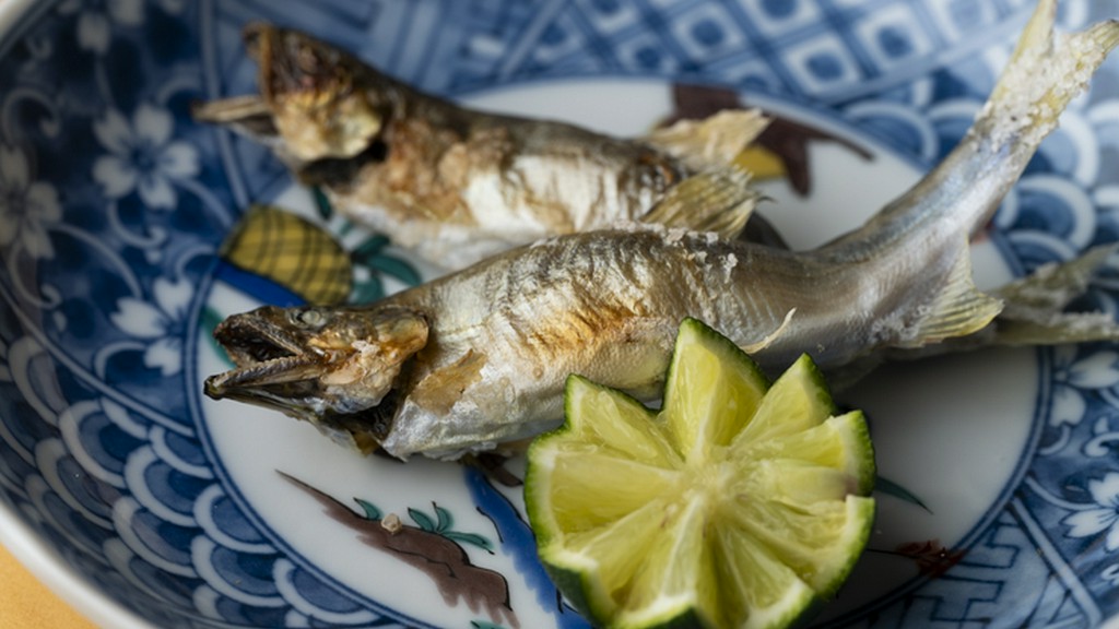 熟練の技と、新鮮な鮎。囲炉裏でじっくり焼かれた人気の一品『鮎の炭火焼き』