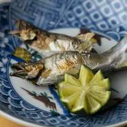 店内にある囲炉裏でじっくり焼かれたコース内の人気メニュー。ゆっくりと炭火を使って焼くことで、素材の良さを更に引き立て、五感で楽しめる一品へと仕上がります。