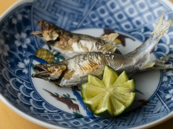 熟練の技と、新鮮な鮎。囲炉裏でじっくり焼かれた人気の一品『鮎の炭火焼き』