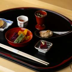 料理との相性や季節を考慮。厳選された日本酒と料理のペアリング