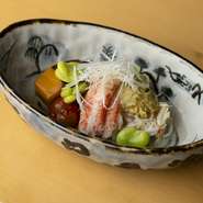 コース料理のイチオシは、厳選された魚介類。毎朝、直接目で見て確認しながら、その日一番良いものを漁港や市場で仕入れています。コースでは、そんな旬の食材たちを活かした料理を楽しめます。