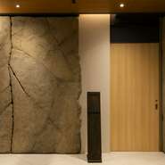 ゲストの大切な時間を、丁寧な料理でもてなしたいという店主の想い。伝統と革新、心を込めてつくりあげた優しい味わいが、訪れたゲストの体の中に染み渡っていきます。