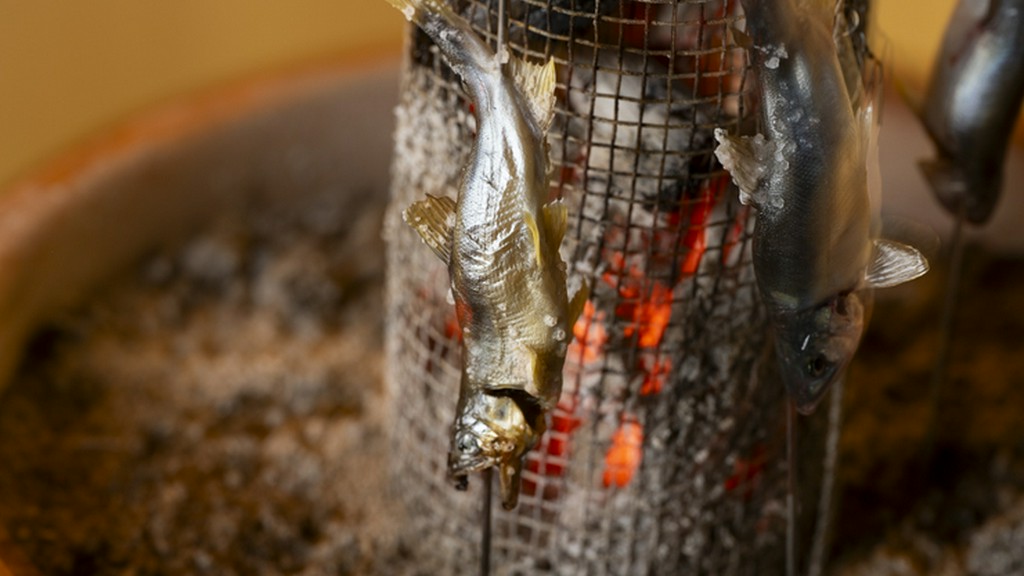 囲炉裏での炭火焼き。五感で楽しめるのが店の醍醐味