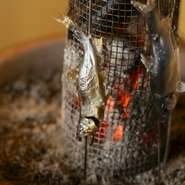 店内には囲炉裏があり、ほのかに漂う備長炭の香りが出迎えてくれます。カウンター越しに、食材が焼ける様子や音、ニオイなど、五感で楽しめるのが店の醍醐味です。