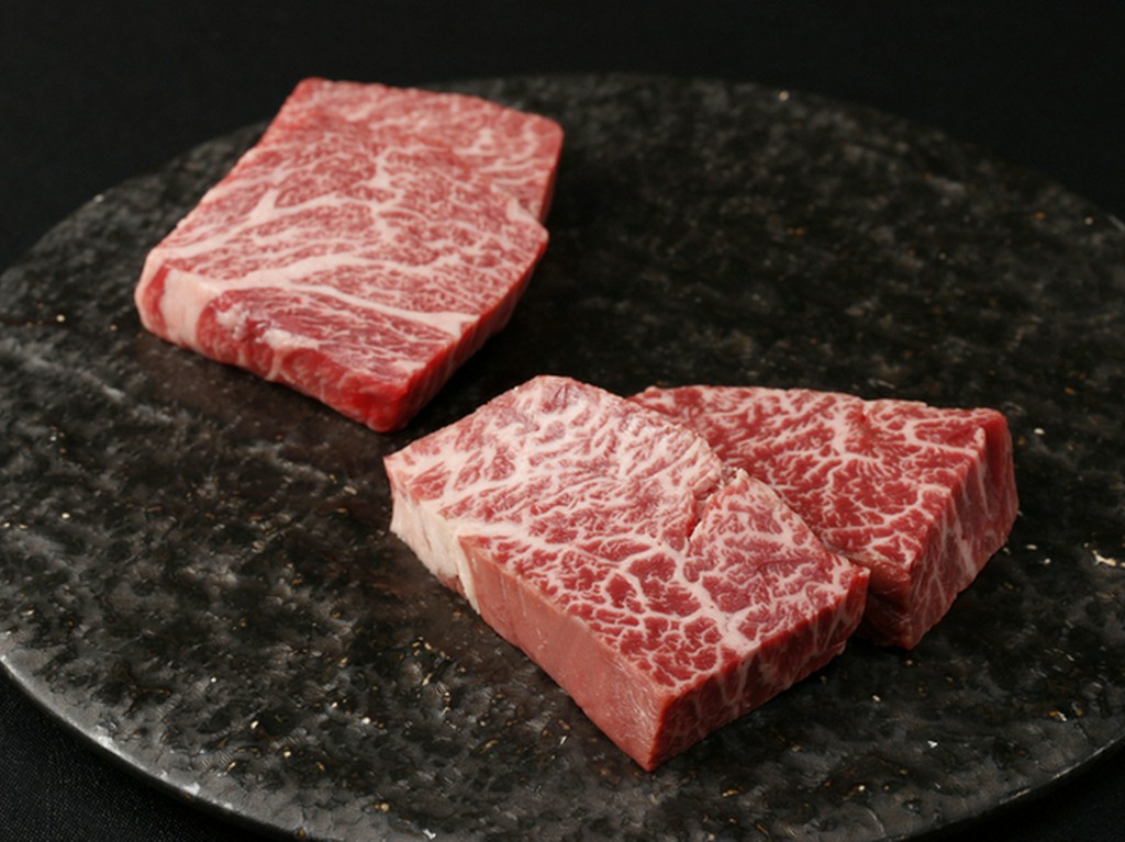 「最高鮮度の肉×熟練の技で手切り」