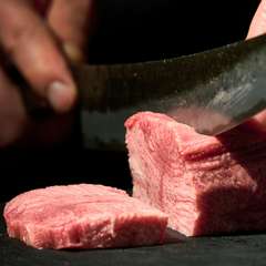 「最高鮮度の肉×熟練の技で手切り」