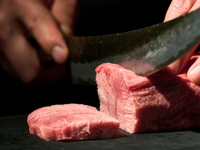 「最高鮮度の肉×熟練の技で手切り」