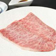 霜降りの旨みあふれるお肉を､職人技で引き出した絶妙な厚みに仕上げました｡
特製のやきすき用オリジナルタレと濃厚な卵黄を絡めて､至福の味わいをご堪能ください｡