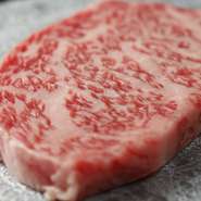 鹿児島黒牛のサーロインステーキ｡
きめ細やかな霜降りと濃厚な旨みが口いっぱいに広がる極上の一品｡
香ばしく焼き上げたジューシーなお肉を､ぜひ特別なひとときにお楽しみください｡