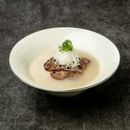 じっくり煮込んだ牛骨の旨みが凝縮された濃厚スープ｡
｢白｣はまろやかでクリーミーな味わい､｢赤｣はスパイスとコクが際立つ贅沢な一杯です｡