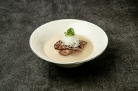 じっくり煮込んだ牛骨の旨みが凝縮された濃厚スープ｡
｢白｣はまろやかでクリーミーな味わい､｢赤｣はスパイスとコクが際立つ贅沢な一杯です｡