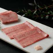 一頭から僅かしかとれないタン元の厚切りと､柔らかな口どけのタンを2種｡
どちらもお愉しみいただける相盛りの一皿です｡