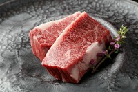 厚切りでカットした和牛ハラミは強い旨みと柔らかな食感が魅力の一皿｡
数量限定でのご提供となるため､ぜひお早めにご賞味ください｡
仕入れ困難な希少部位ならではの贅沢をお楽しみいただけます｡