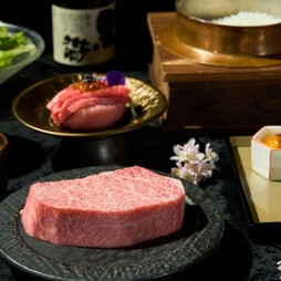 牛肉の二大高級部位としても知られる「リブロース」を豪勢なステーキでお楽しみいただけます。