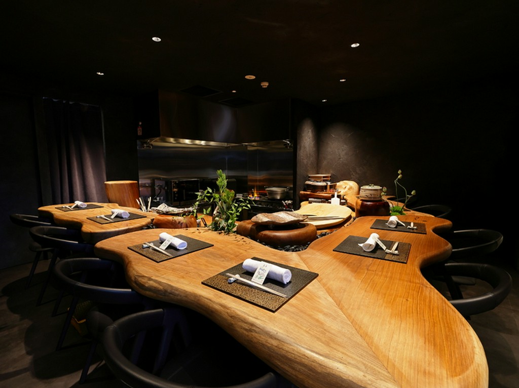 ライブ感あふれるカウンター席。五感で楽しむ食体験を