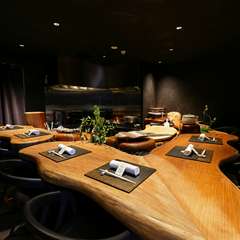 ライブ感あふれるカウンター席。五感で楽しむ食体験を