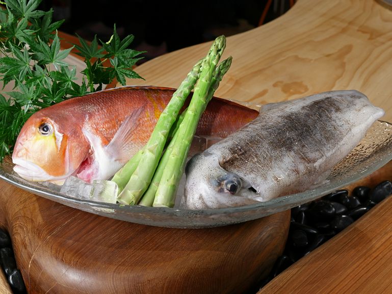 二十四節気に合わせた旬の食材を、さまざまな調理法で提供