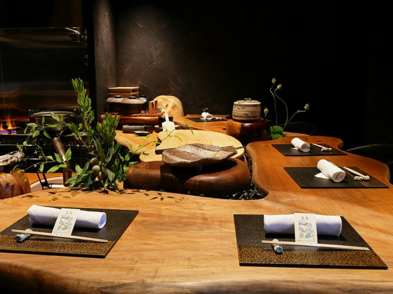 心地の良い雰囲気の中、二人の距離も近づくカウンターデート