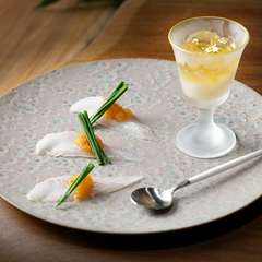 あっさりとした中にも旨みがある旬の味覚を堪能『白エビのジュレとマコガレイの薄造り』