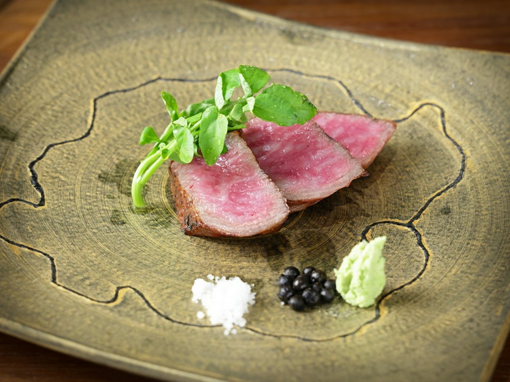 外側を香ばしく焼き上げ、内側をミディアムレアに仕上げたコース内の逸品『和牛炭火焼』