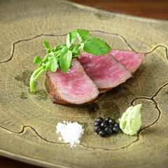 外側を香ばしく焼き上げ、内側をミディアムレアに仕上げたコース内の逸品『和牛炭火焼』