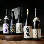 【割烹きょう】では、選りすぐりの上質なお酒を豊富に取り揃えています。中でもオススメは、全国各地から仕入れたレア銘柄の地酒です。焼酎やワインなども充実。料理とのマリアージュを心ゆくまで堪能できます。