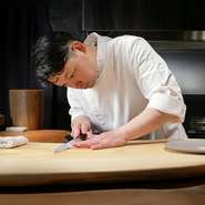 「“今日”来ていただいたお客様に、“饗”させて頂く特別な空間」と語る有賀氏。"今日"という一期一会の出会いを大切に、料理はもちろん、真心を込めた接客で、ゲストをもてなしています。