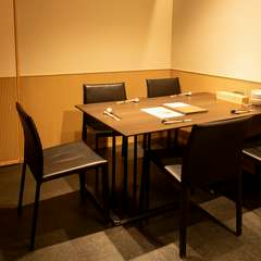 少人数で集う個室は、おいしい時間を堪能する寛ぎの空間です。