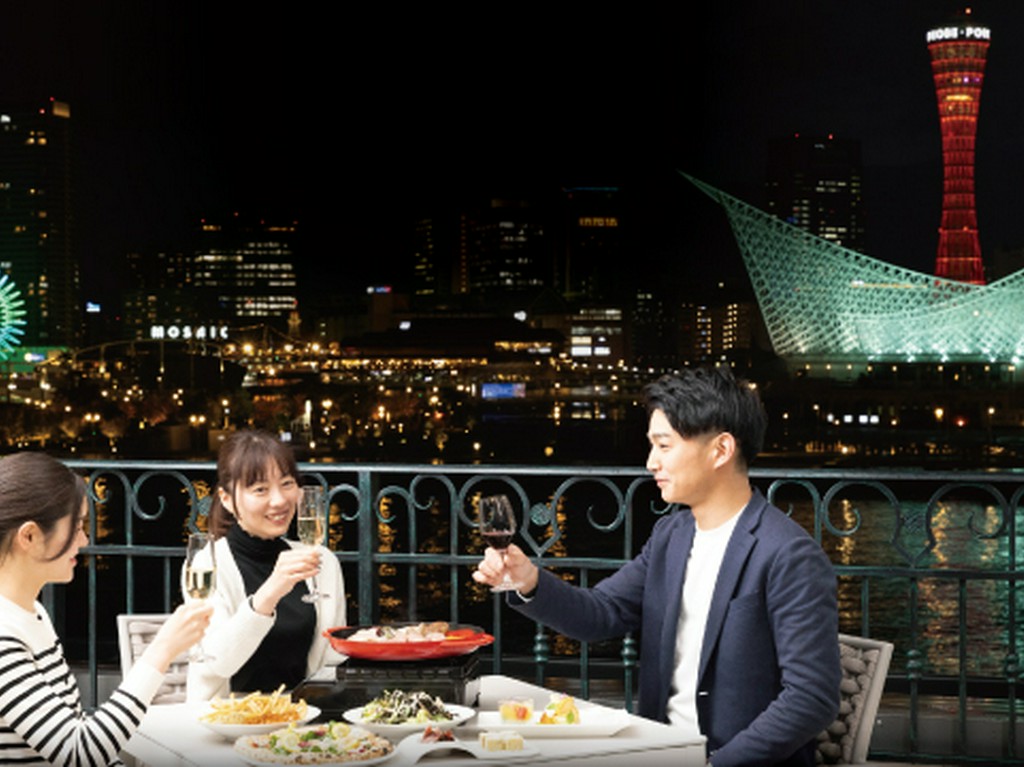 神戸ポートタワーを正面に望むテラス席で、絶景と美味を満喫