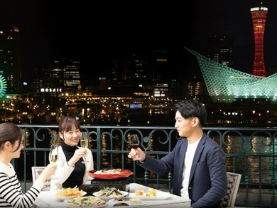 神戸ポートタワーを正面に望むテラス席で、絶景と美味を満喫