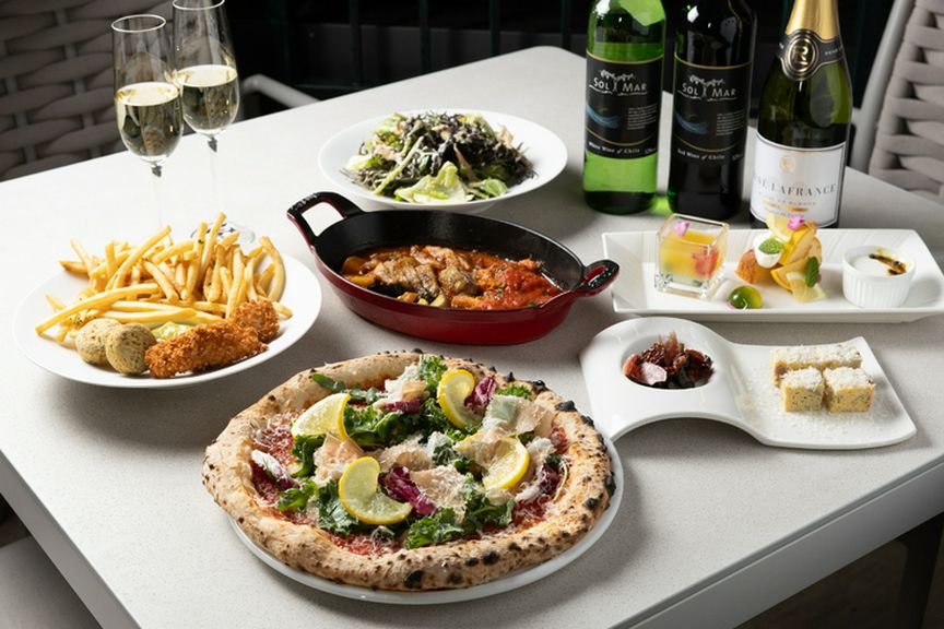 イタリアンとフレンチベースの華麗な料理をコース仕立てで提供