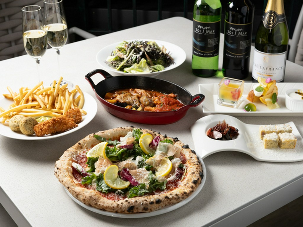 イタリアンとフレンチベースの華麗な料理をコース仕立てで提供